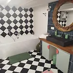 Appartement Rétro 80s 90s Grande Baignoire Et Jardin